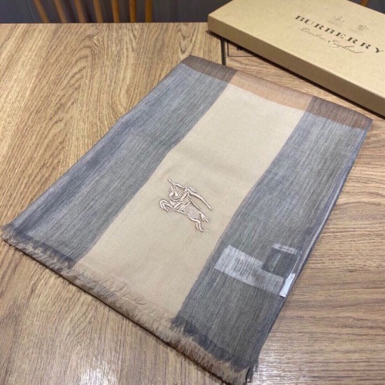 Dupe replica Sciarpa Burberry classica in cashmere con motivo tartan e ricamo cavallo 100 x 200 imitazioni perfette Replica Sciarpa Burberry classica in cashmere con motivo tartan e ricamo cavallo 100 x 200 Griffate