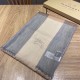 Dupe replica Sciarpa Burberry classica in cashmere con motivo tartan e ricamo cavallo 100 x 200 imitazioni perfette Replica Sciarpa Burberry classica in cashmere con motivo tartan e ricamo cavallo 100 x 200 Griffate