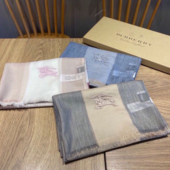 Dupe replica Sciarpa Burberry classica in cashmere con motivo tartan e ricamo cavallo 100 x 200 imitazioni perfette Replica Sciarpa Burberry classica in cashmere con motivo tartan e ricamo cavallo 100 x 200 Griffate