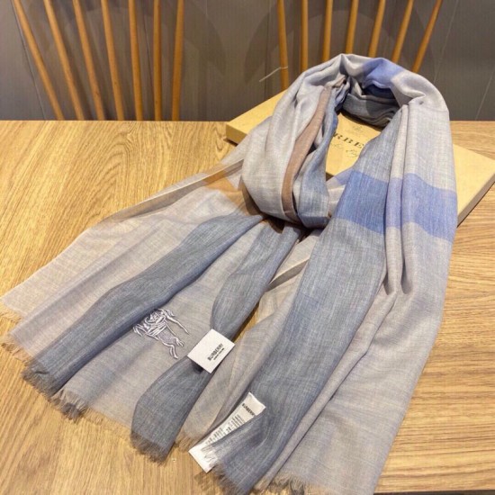 Dupe Alta gamma replica Sciarpa Burberry classica in cashmere con motivo tartan e ricamo cavallo 100 x 200 imitazioni perfette Replica Alta gamma Sciarpa Burberry classica in cashmere con motivo tartan e ricamo cavallo 100 x 200 Griffate
