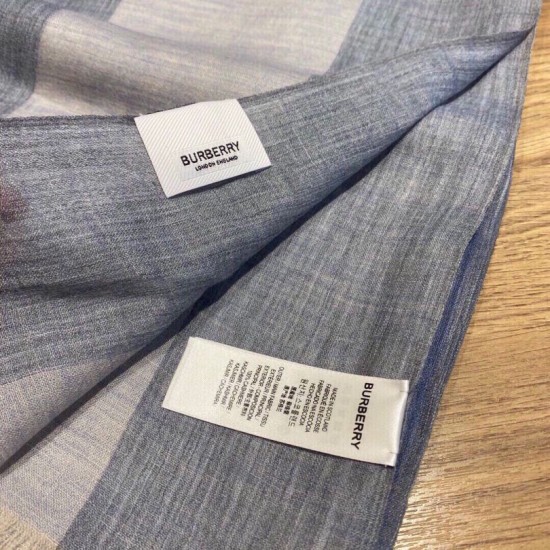 Dupe Alta gamma replica Sciarpa Burberry classica in cashmere con motivo tartan e ricamo cavallo 100 x 200 imitazioni perfette Replica Alta gamma Sciarpa Burberry classica in cashmere con motivo tartan e ricamo cavallo 100 x 200 Griffate