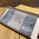 Dupe Alta gamma replica Sciarpa Burberry classica in cashmere con motivo tartan e ricamo cavallo 100 x 200 imitazioni perfette Replica Alta gamma Sciarpa Burberry classica in cashmere con motivo tartan e ricamo cavallo 100 x 200 Griffate