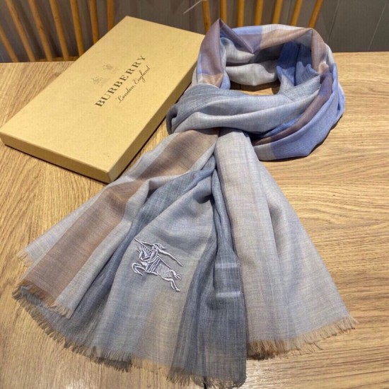 Dupe Alta gamma replica Sciarpa Burberry classica in cashmere con motivo tartan e ricamo cavallo 100 x 200 imitazioni perfette Replica Alta gamma Sciarpa Burberry classica in cashmere con motivo tartan e ricamo cavallo 100 x 200 Griffate