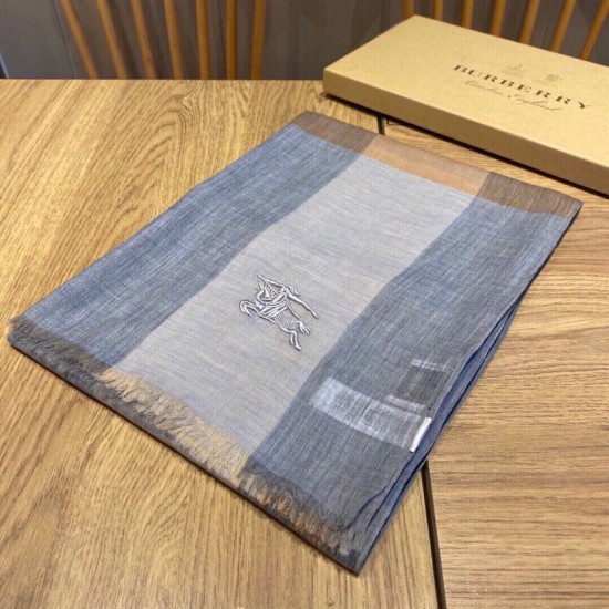 Dupe Alta gamma replica Sciarpa Burberry classica in cashmere con motivo tartan e ricamo cavallo 100 x 200 imitazioni perfette Replica Alta gamma Sciarpa Burberry classica in cashmere con motivo tartan e ricamo cavallo 100 x 200 Griffate