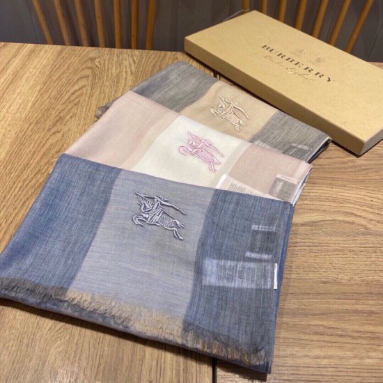 Dupe Alta gamma replica Sciarpa Burberry classica in cashmere con motivo tartan e ricamo cavallo 100 x 200 imitazioni perfette Replica Alta gamma Sciarpa Burberry classica in cashmere con motivo tartan e ricamo cavallo 100 x 200 Griffate
