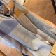 Dupe Alta gamma replica Sciarpa Burberry classica in cashmere con motivo tartan e ricamo cavallo 100 x 200 imitazioni perfette Replica Alta gamma Sciarpa Burberry classica in cashmere con motivo tartan e ricamo cavallo 100 x 200 Griffate