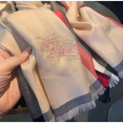 Dettagli perfetti Scialle Burberry in cashmere con motivo a rombi classico check 70 x 200 Dettagli perfetti Scialle Burberry in cashmere con motivo a rombi classico check 70 x 200