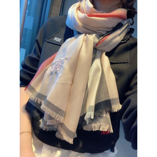 Dupe Dettagli perfetti Scialle Burberry in cashmere con motivo a rombi classico check 70 x 200 imitazioni perfette Replica Dettagli perfetti Scialle Burberry in cashmere con motivo a rombi classico check 70 x 200 Griffate