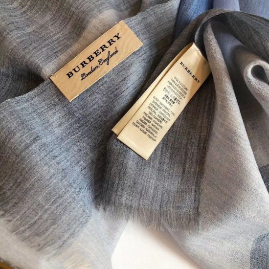 Dupe Sciarpa Burberry classica in cashmere con motivo tartan e ricamo cavallo 100 x 200 imitazioni perfette Replica Sciarpa Burberry classica in cashmere con motivo tartan e ricamo cavallo 100 x 200 Griffate