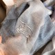 Dupe Sciarpa Burberry classica in cashmere con motivo tartan e ricamo cavallo 100 x 200 imitazioni perfette Replica Sciarpa Burberry classica in cashmere con motivo tartan e ricamo cavallo 100 x 200 Griffate
