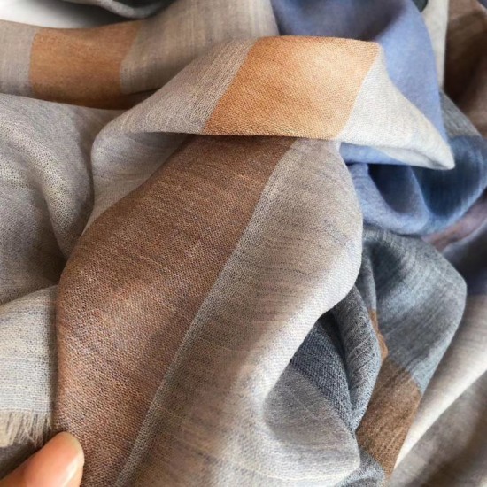 Dupe Sciarpa Burberry classica in cashmere con motivo tartan e ricamo cavallo 100 x 200 imitazioni perfette Replica Sciarpa Burberry classica in cashmere con motivo tartan e ricamo cavallo 100 x 200 Griffate