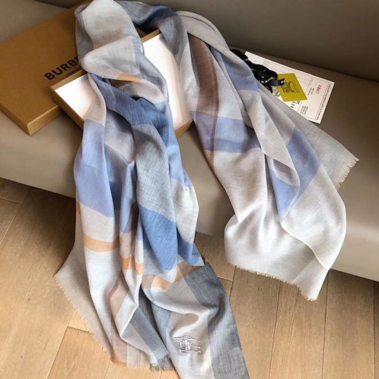 Dupe Sciarpa Burberry classica in cashmere con motivo tartan e ricamo cavallo 100 x 200 imitazioni perfette Replica Sciarpa Burberry classica in cashmere con motivo tartan e ricamo cavallo 100 x 200 Griffate