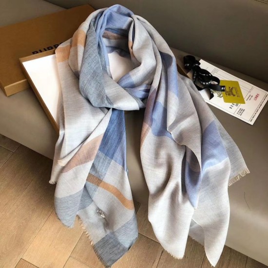 Dupe Sciarpa Burberry classica in cashmere con motivo tartan e ricamo cavallo 100 x 200 imitazioni perfette Replica Sciarpa Burberry classica in cashmere con motivo tartan e ricamo cavallo 100 x 200 Griffate