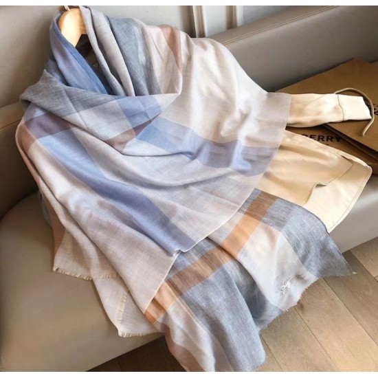 Dupe Sciarpa Burberry classica in cashmere con motivo tartan e ricamo cavallo 100 x 200 imitazioni perfette Replica Sciarpa Burberry classica in cashmere con motivo tartan e ricamo cavallo 100 x 200 Griffate