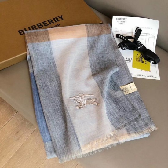 Dupe Sciarpa Burberry classica in cashmere con motivo tartan e ricamo cavallo 100 x 200 imitazioni perfette Replica Sciarpa Burberry classica in cashmere con motivo tartan e ricamo cavallo 100 x 200 Griffate