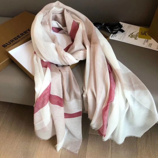Dupe Pari replica Sciarpa Burberry classica in cashmere con motivo tartan e ricamo cavallo 100 x 200 imitazioni perfette Replica Pari Sciarpa Burberry classica in cashmere con motivo tartan e ricamo cavallo 100 x 200 Griffate