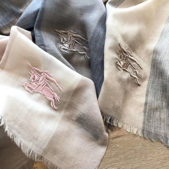 Dupe Pari replica Sciarpa Burberry classica in cashmere con motivo tartan e ricamo cavallo 100 x 200 imitazioni perfette Replica Pari Sciarpa Burberry classica in cashmere con motivo tartan e ricamo cavallo 100 x 200 Griffate
