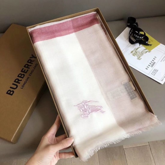 Dupe Pari replica Sciarpa Burberry classica in cashmere con motivo tartan e ricamo cavallo 100 x 200 imitazioni perfette Replica Pari Sciarpa Burberry classica in cashmere con motivo tartan e ricamo cavallo 100 x 200 Griffate