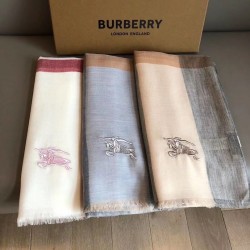 Pari Sciarpa Burberry classica in cashmere con motivo tartan e ricamo cavallo 100 x 200 Pari Sciarpa Burberry classica in cashmere con motivo tartan e ricamo cavallo 100 x 200