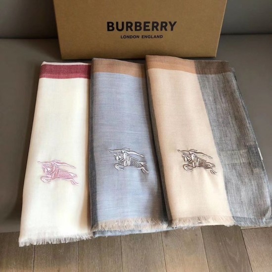 Dupe Pari replica Sciarpa Burberry classica in cashmere con motivo tartan e ricamo cavallo 100 x 200 imitazioni perfette Replica Pari Sciarpa Burberry classica in cashmere con motivo tartan e ricamo cavallo 100 x 200 Griffate