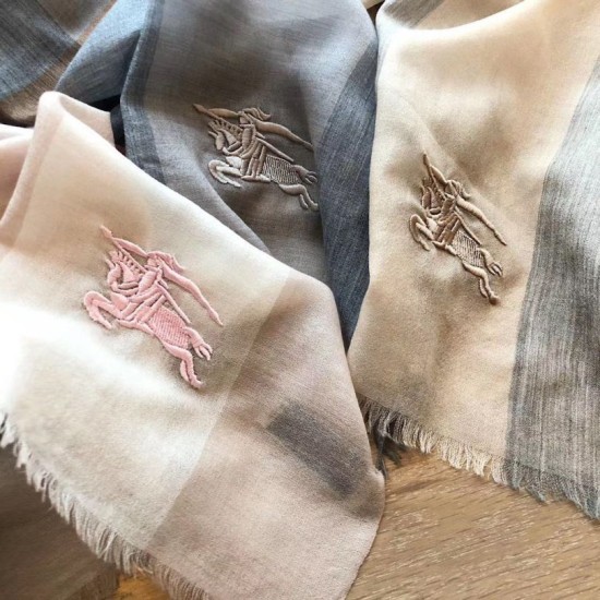 Dupe Alta gamma replica Sciarpa Burberry classica in cashmere con motivo check e ricamo cavallo 100 x 200 imitazioni perfette Replica Alta gamma Sciarpa Burberry classica in cashmere con motivo check e ricamo cavallo 100 x 200 Griffate
