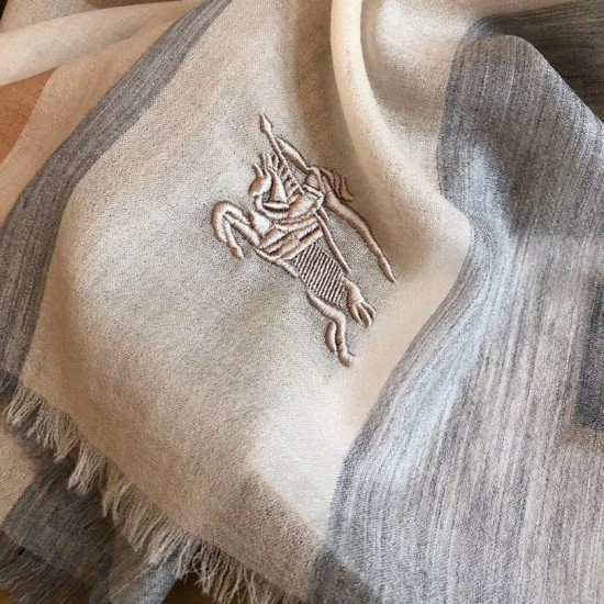 Dupe Alta gamma replica Sciarpa Burberry classica in cashmere con motivo check e ricamo cavallo 100 x 200 imitazioni perfette Replica Alta gamma Sciarpa Burberry classica in cashmere con motivo check e ricamo cavallo 100 x 200 Griffate