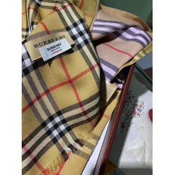 Dettagli perfetti Scialle Burberry Cashmere Seta Vintage Check 70 x 220 Dettagli perfetti Scialle Burberry Cashmere Seta Vintage Check 70 x 220