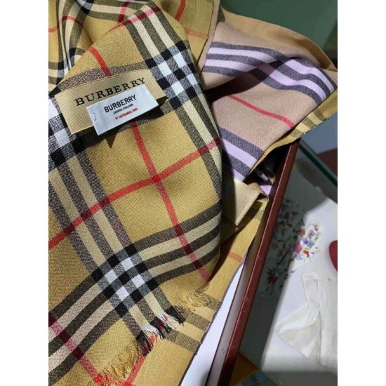 Dupe Dettagli perfetti Scialle Burberry Cashmere Seta Vintage Check 70 x 220 imitazioni perfette Replica Dettagli perfetti Scialle Burberry Cashmere Seta Vintage Check 70 x 220 Griffate