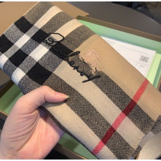 Dupe Pari replica Scialle Burberry in cashmere classico check 70 x 220 imitazioni perfette Replica Pari Scialle Burberry in cashmere classico check 70 x 220 Griffate