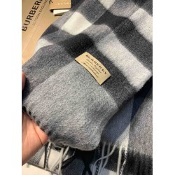 Burberry scialle classico in cashmere con motivo check medio 40 x 180 Burberry scialle classico in cashmere con motivo check medio 40 x 180
