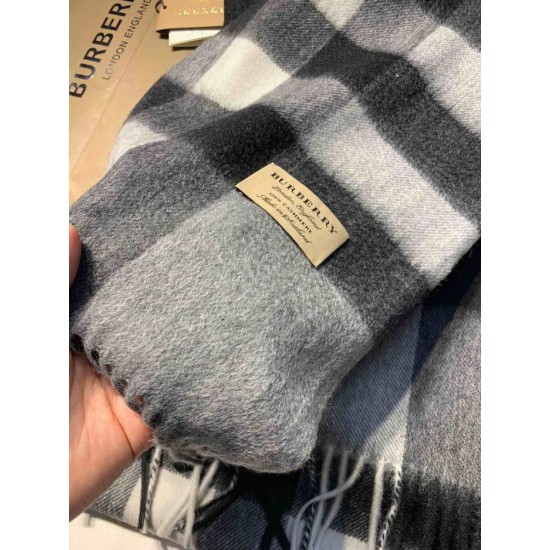 Dupe falso Burberry scialle classico in cashmere con motivo check medio 40 x 180 imitazioni perfette Replica falso Burberry scialle classico in cashmere con motivo check medio 40 x 180 Griffate