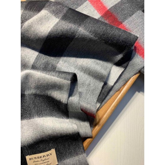 Dupe falso Burberry scialle classico in cashmere con motivo check medio 40 x 180 imitazioni perfette Replica falso Burberry scialle classico in cashmere con motivo check medio 40 x 180 Griffate