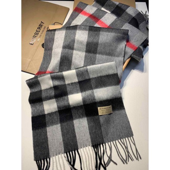 Dupe falso Burberry scialle classico in cashmere con motivo check medio 40 x 180 imitazioni perfette Replica falso Burberry scialle classico in cashmere con motivo check medio 40 x 180 Griffate