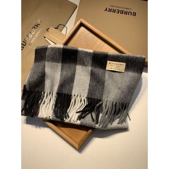 Dupe falso Burberry scialle classico in cashmere con motivo check medio 40 x 180 imitazioni perfette Replica falso Burberry scialle classico in cashmere con motivo check medio 40 x 180 Griffate