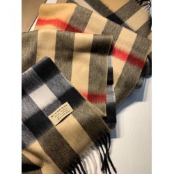 Burberry scialle classico in cashmere con motivo check medio 40 x 180 Burberry scialle classico in cashmere con motivo check medio 40 x 180