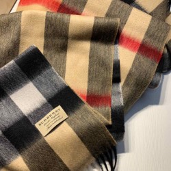 Dupe replica Burberry scialle classico in cashmere con motivo check medio 40 x 180 imitazioni perfette Replica Burberry scialle classico in cashmere con motivo check medio 40 x 180 Griffate