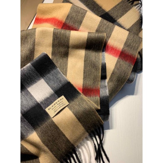 Dupe replica Burberry scialle classico in cashmere con motivo check medio 40 x 180 imitazioni perfette Replica Burberry scialle classico in cashmere con motivo check medio 40 x 180 Griffate
