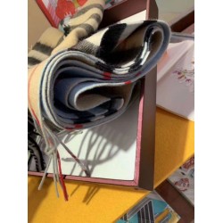 Dettagli perfetti Burberry Scialle in cashmere con motivo check classico 30 x 250 Dettagli perfetti Burberry Scialle in cashmere con motivo check classico 30 x 250