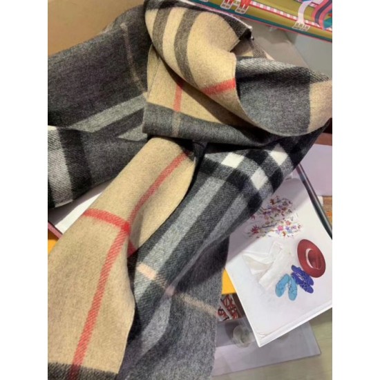 Dupe replica Burberry Scialle in cashmere con motivo check classico 30 x 250 imitazioni perfette Replica Burberry Scialle in cashmere con motivo check classico 30 x 250 Griffate