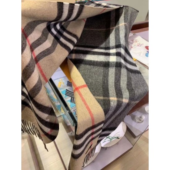 Dupe replica Burberry Scialle in cashmere con motivo check classico 30 x 250 imitazioni perfette Replica Burberry Scialle in cashmere con motivo check classico 30 x 250 Griffate