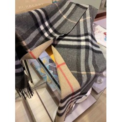 Burberry Scialle in cashmere con motivo check classico 30 x 250 Burberry Scialle in cashmere con motivo check classico 30 x 250