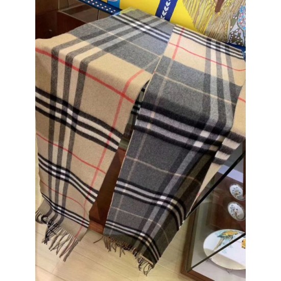 Dupe replica Burberry Scialle in cashmere con motivo check classico 30 x 250 imitazioni perfette Replica Burberry Scialle in cashmere con motivo check classico 30 x 250 Griffate