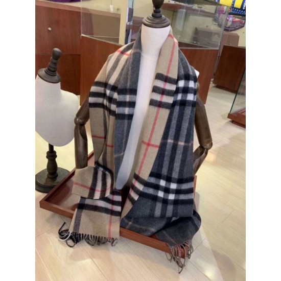 Dupe replica Burberry Scialle in cashmere con motivo check classico 30 x 250 imitazioni perfette Replica Burberry Scialle in cashmere con motivo check classico 30 x 250 Griffate