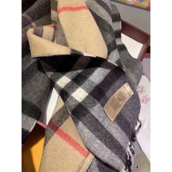 Dupe replica Burberry Scialle in cashmere con motivo check classico 30 x 250 imitazioni perfette Replica Burberry Scialle in cashmere con motivo check classico 30 x 250 Griffate