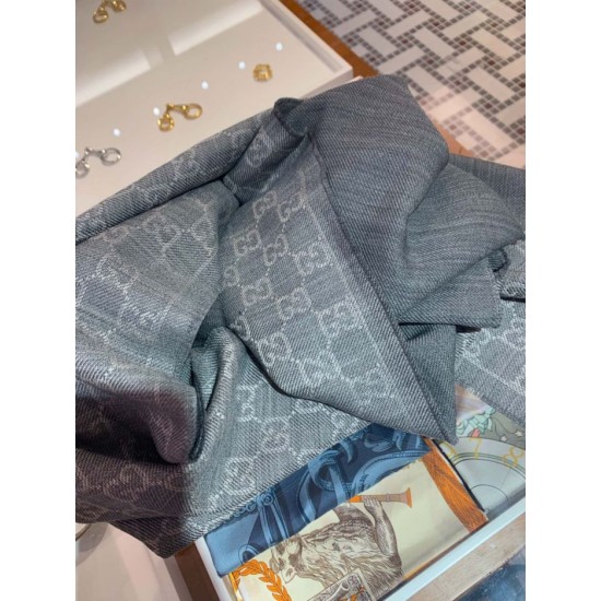Dupe Sciarpa da uomo classica in cashmere double face Grigio imitazioni perfette Replica Sciarpa da uomo classica in cashmere double face Grigio Griffate