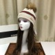 Dupe Alta gamma replica Classic Cashmere Jacquard Sciarpa e Cappello Beige imitazioni perfette Replica Alta gamma Classic Cashmere Jacquard Sciarpa e Cappello Beige Griffate