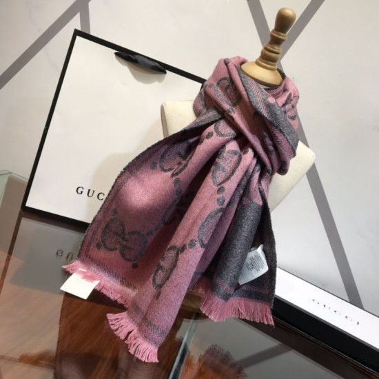 Dupe Pari replica Sciarpa in cashmere con logo jacquard GG Lurex Rose imitazioni perfette Replica Pari Sciarpa in cashmere con logo jacquard GG Lurex Rose Griffate